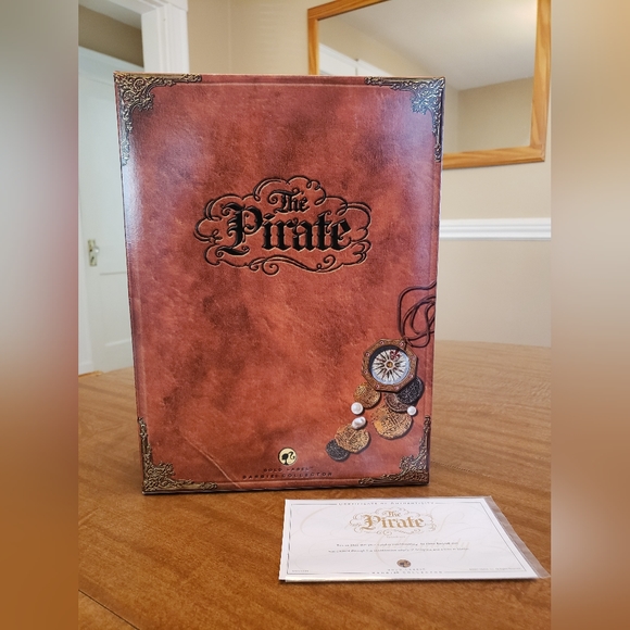 Collector's Gold Label 2007 "Pirate Barbie" - New w/ Certificate of Authenticity - Picture 10 of 15